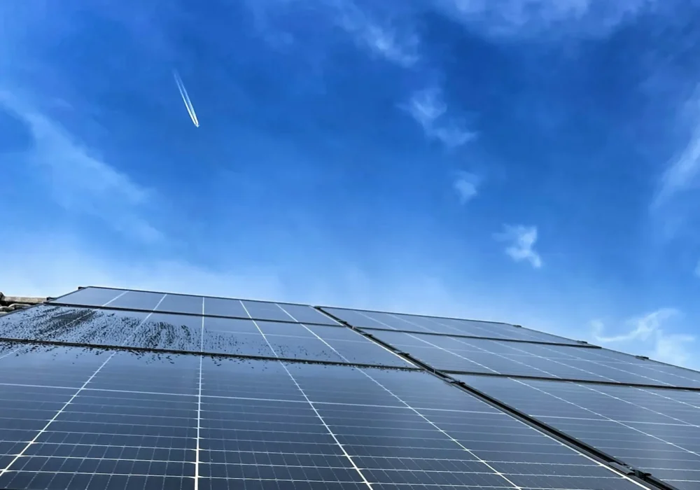 Panneau solaire photovoltaïque sous un ciel bleu