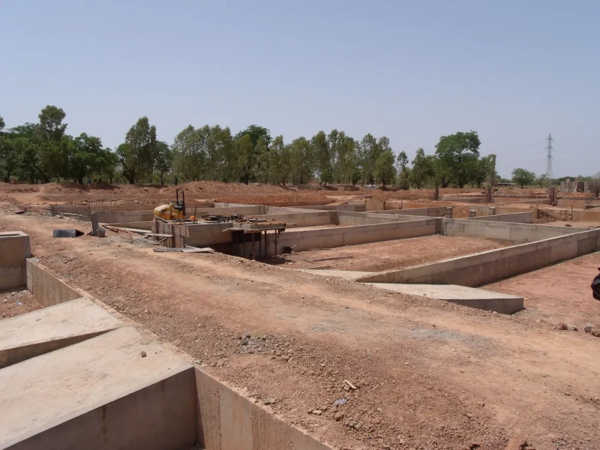Fondations en béton coulées dans des tranchées, sur un chantier à Ouagadougou
