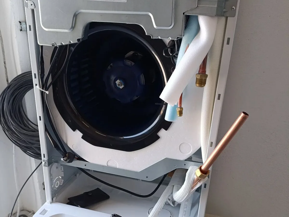 Climatiseur cassette ouvert pendant son installation