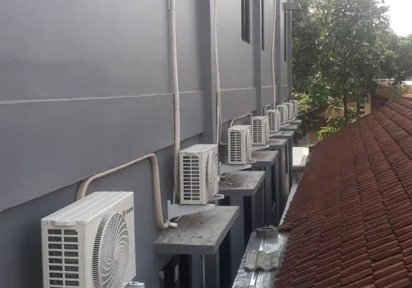 Unités extérieures de climatisation posées en façade d’un immeuble de bureaux